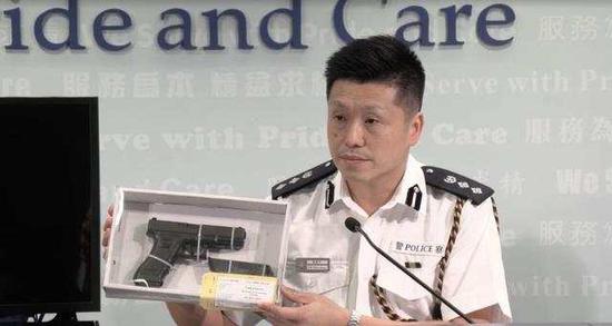 喷鼻港差人大众干系科总警司开振中展现大盗兵器