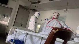 王康拍摄的金银潭医院病房照片