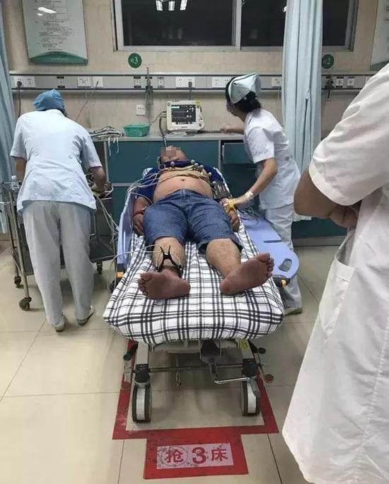 男子被一群蚂蚁咬后失去知觉 还去了趟 鬼门关