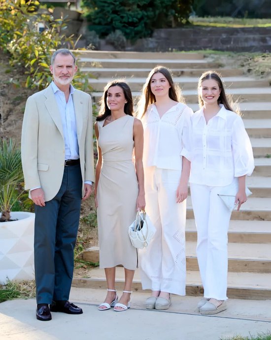  ·西班牙國王菲臘比一家。（法國《ELLE》雜誌）