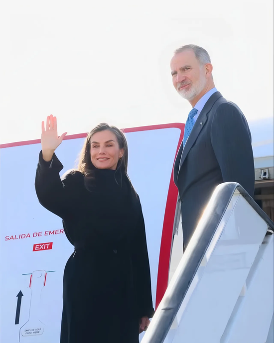 ·當地時間11月9日，菲臘比國王夫婦搭乘航班前往中國成都。（英國《Hello》雜誌）