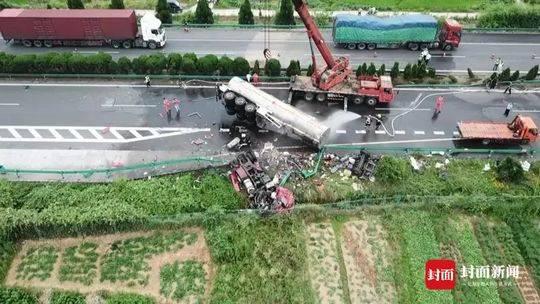京港澳高速车祸亲历者:事发时大多数人在睡觉