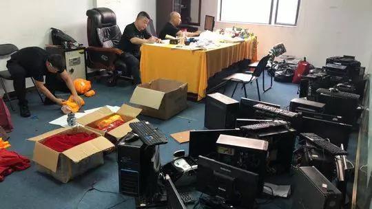 全信网新2网舍信网 - 这只患有严重皮肤病的狗狗,全身几乎掉光了毛让人看着心疼……