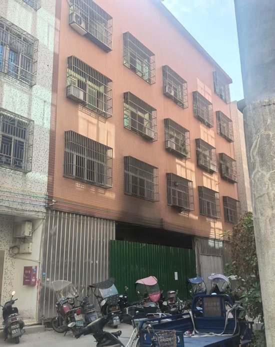 起火建築物後門處。圖/九派新聞 楊冰鈺