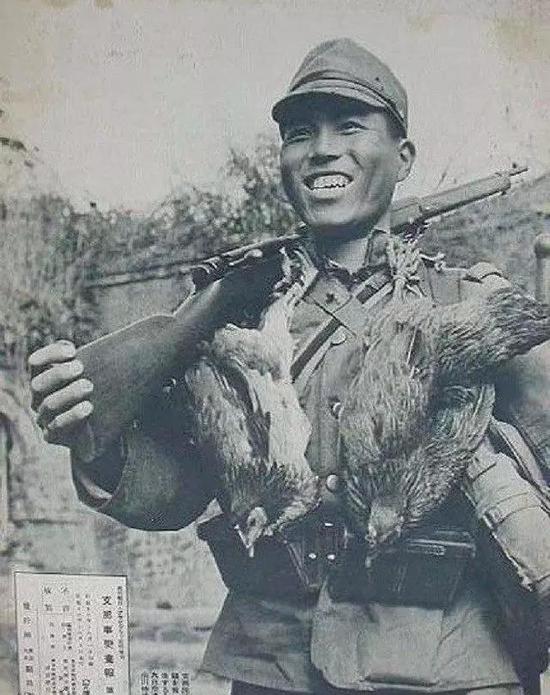 （图为把两只鸡挂在脖子上的侵华日军，他们见啥抢啥，但抢鸡是其“最爱”）
