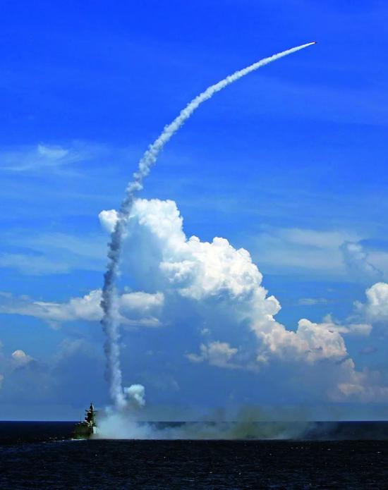 2016年7月8日,中国水师在海南岛至西沙四周海空域构造实兵实弹匹敌演练。图/新华