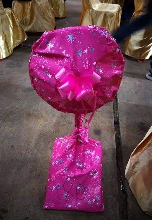 奖品包装十分“精美”(图源:脸书)