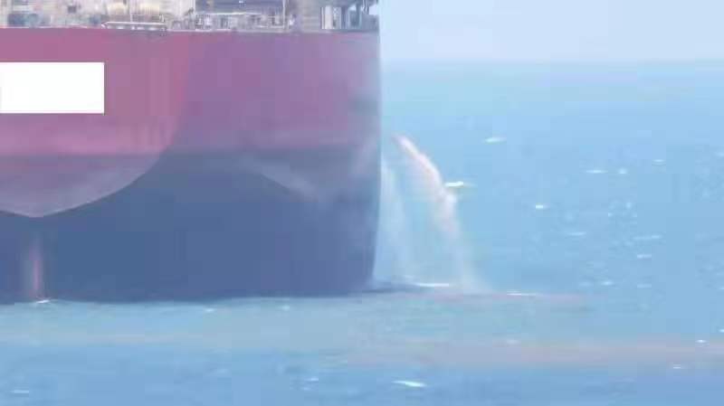 一外籍国际航行船舶在厦门海域锚泊期间将不明红色液体排放入海。图片来源:厦门海沧海事处