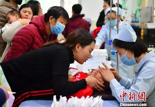 1月9日,河北省儿童医院输液大厅内人满为患。翟羽佳 摄