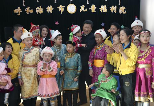 2014年1月28日,习近平来到呼和浩特市儿童福利院看望孩子们。(来源:新华社)