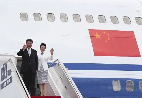 2014年11月21日,国家主席习近平抵达楠迪,开始对斐济进行国事访问。图为习近平和夫人彭丽媛步出机舱。新华社记者 丁林 摄