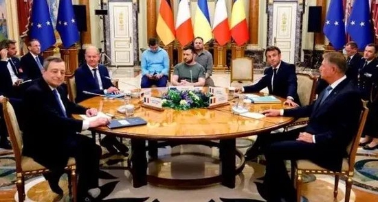 德拉吉、朔尔茨、泽连斯基、马克龙、约翰尼斯（从左到右）坐上圆桌开会，后排着蓝衬衫者是乌克兰外长库列巴