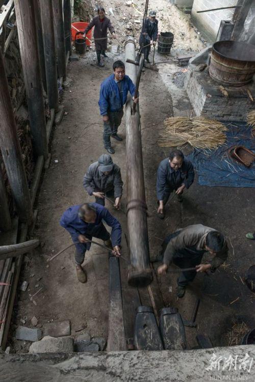 五六条壮汉一起撞击木楔,力气堪比攻城