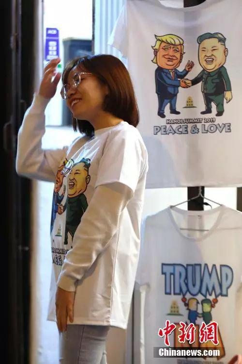 河内街头贩卖的朝美领导人会晤纪念文化衫。中新社记者 富田 摄