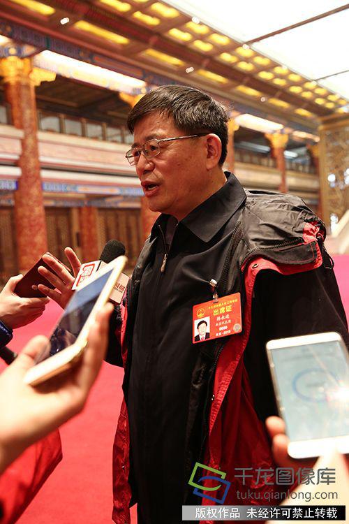 3月3日,十三届全国人大二次会议北京团代表抵达北京会议中心报到。图为人大代表韩永进报到后接受媒体采访(图片来源:tuku.qianlong.com)。千龙网记者 万小军摄