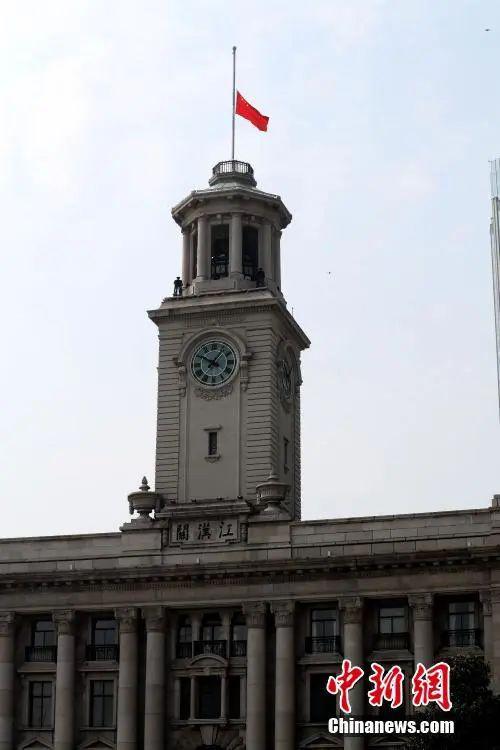 4月4日，武汉江汉关大楼下半旗志哀。中新社记者 张畅 摄