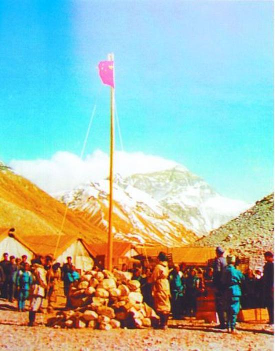 　　↑在5120米大本营举行升旗仪式。本文图片由翁庆章提供