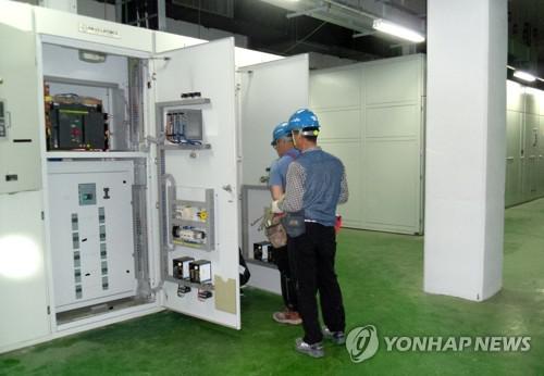 6月19日，在朝鲜开城工业园区内的综合支援中心，设备人员正在对中心的机房设备进行检查。（图片来源：韩联社）