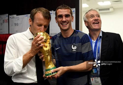 法国队勇夺世界杯 马克龙放飞自我开心到“飞起”