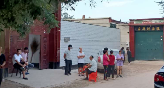 2020年8月,红星新闻记者实地走访所摄图像,图片左侧白墙红门为婷婷家、右侧绿门为犯罪嫌疑人宋某某家。