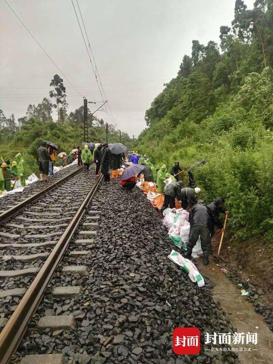 泥石流影响成昆铁路18趟列车运行 抢险正在进行中