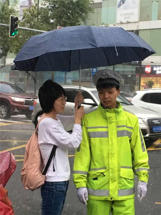 辅警雨中值守 热心女子为他撑伞1小时才离开