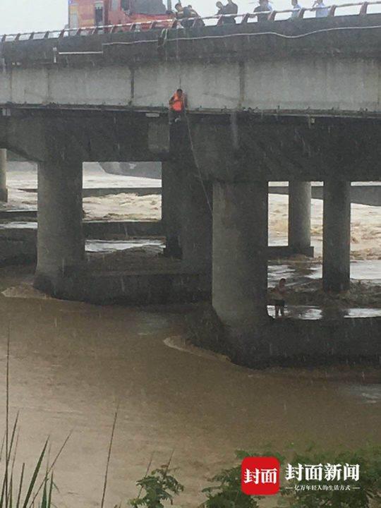 男子钓鱼遇洪水被冲走爬上桥墩 消防紧急营救