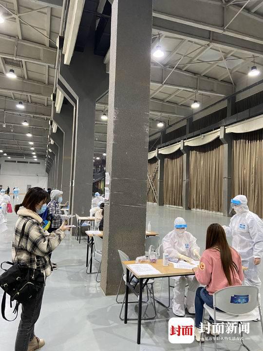 在北京向阳公园转运中央丈量体温、查对核酸检测证实、收罗血液标本 图片泉源:受访者提供