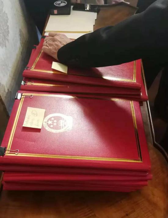 △这是当天签署的部分文件。(央视记者黄京辉拍摄)