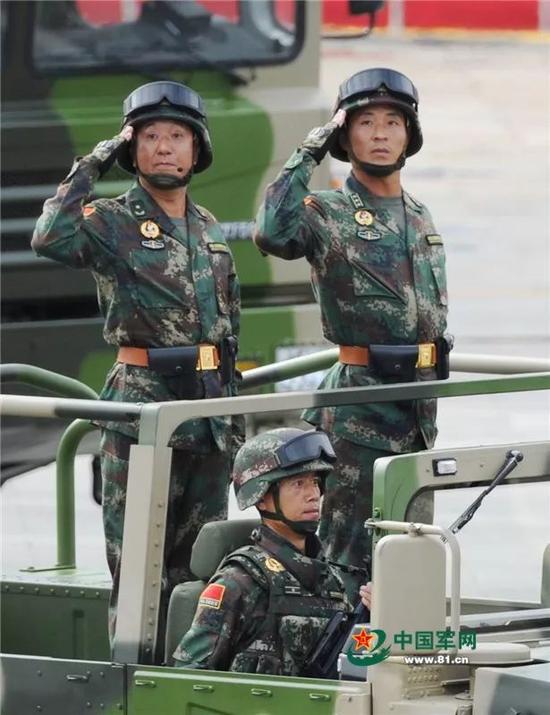 薛今峰少将(左)