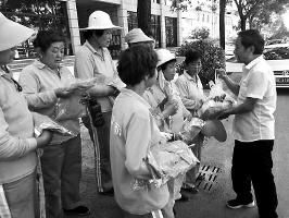 陕西宝鸡环卫工夏天穿厚工装 公司:已发700件夏装