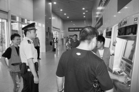 8月11日，长沙火车南站，民警正在车站取票厅内维持秩序。图/记者金林实习生张云峰