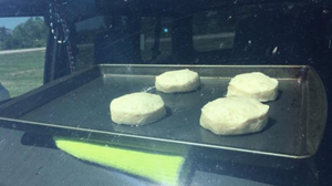 车内烘培(图源:CNN新闻)