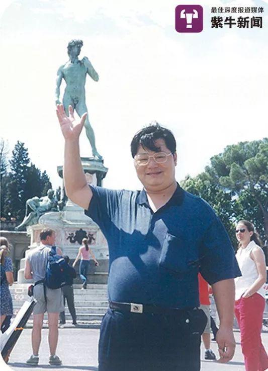 40岁时的张建国大腹便便,跟现在的他简直判若两人