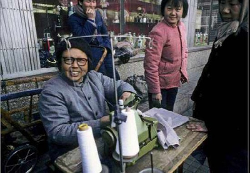 1984年北京街头出现个体经营的业务，一台电动缝车就可以做小生意。（图片来源：新华网）