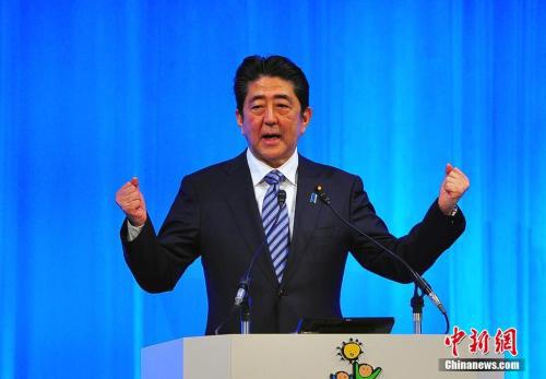 资料图：日本自民党第84届大会2017年3月5日在东京举行，正式决定将其党章中原先规定的“最多2届6年”的总裁任期，改为“最多3届9年”。藉此，现任日本首相安倍晋三，得以在明年秋季其任期届满后，连续第三次参选自民党总裁，从而打开其孜孜以求的长期执政之门。 中新社记者 王健 摄