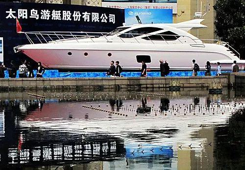 ▲在上海国际游艇展上,参观者在观看展出的游艇。(新华社)
