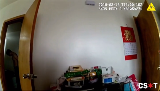 警察從懷孕女子手中接過鑰匙打開了公寓內上鎖的臥室房門後，發現陳文明手中拿着一把菜刀。（警方視頻截圖）