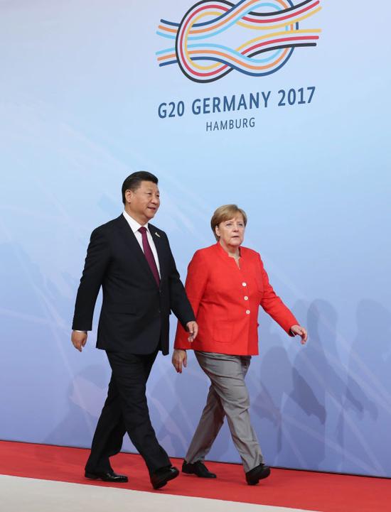 2017年7月7日,二十国集团领导人第十二次峰会在德国汉堡举行。习近平出席并发表题为《坚持开放包容 推动联动增长》的重要讲话。这是峰会开始前,习近平受到德国总理默克尔迎接。