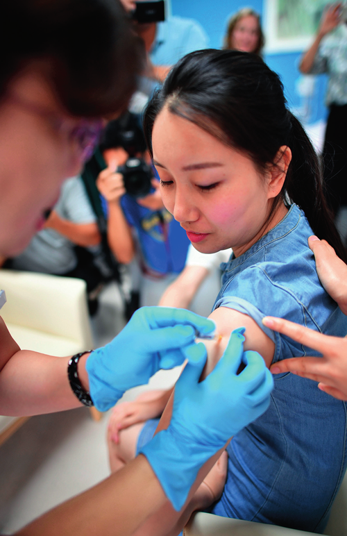  一位女士在海南博鳌一家疫苗中心接种疫苗。瞭望新闻周刊 郭程 摄 