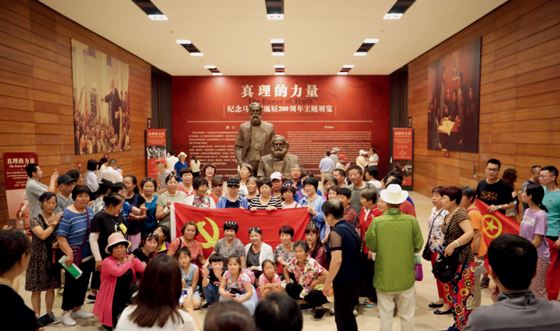 2018年5月4日,习近平总书记在纪念马克思诞辰200周年大会上发表重要讲话,深刻阐述马克思主义作为我们立党立国根本指导思想的长远指导意义。图为观众参观“真理的力量——纪念马克思诞辰200周年主题展览”。 图片来源:伟大的变革——庆祝改革开放40周年大型展览