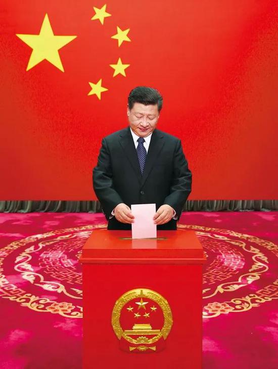 2016年11月15日,中共中央总书记、国家主席、中央军委主席习近平在北京市西城区中南海选区怀仁堂投票站参加区人大代表选举投票。