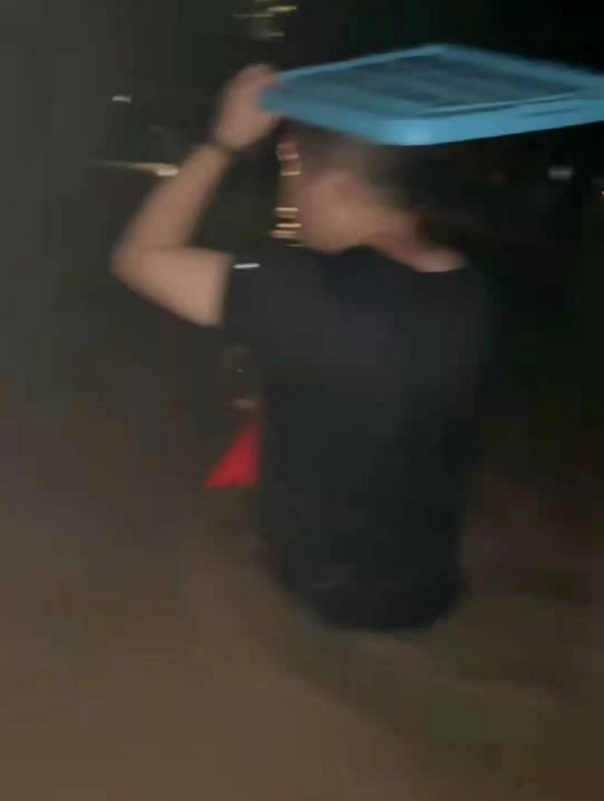 王伟冒雨回家,积水没过腰部(受访者视频截图)