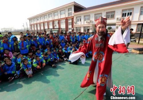 资料图:安徽全椒:戏曲进校园 传承在身边。戏曲团演员在为小学生们表演庐剧《王冕孝母》选段。 沈果 摄 资料图:安徽全椒:戏曲进校园 传承在身边。戏曲团演员在为小学生们表演庐剧《王冕孝母》选段。 沈果 摄