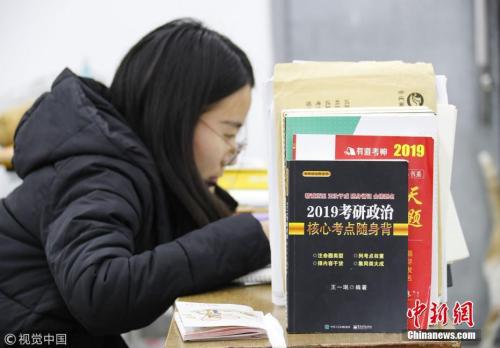 考研学生正在复习 赵启瑞 摄 图片来源:视觉中国