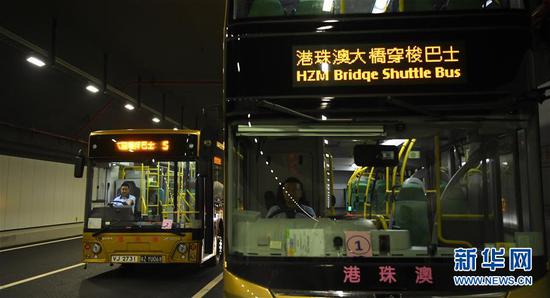 这是将在港珠澳大桥投入运营的穿梭巴士（10月10日摄）。 新华社记者 邓华 摄