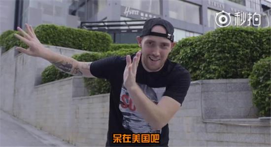 来自英国的拂菻坊专门录了一段视频,指责RiceGum“真的是给外国人丢脸”;