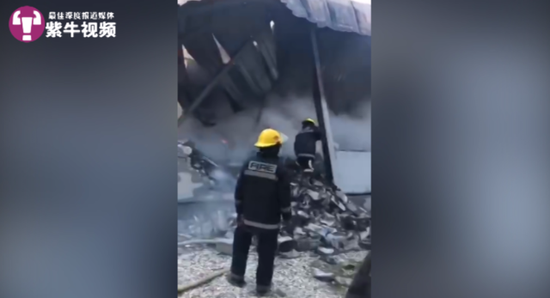 火警事后救火员在现场搜救