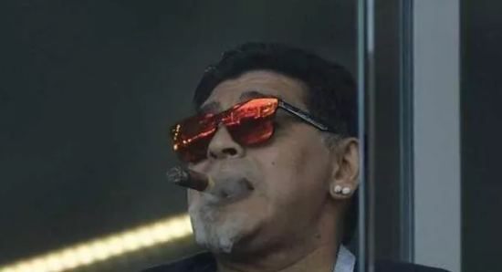  ·马拉多纳被媒体拍到在禁止吸烟的看台包厢吸烟。