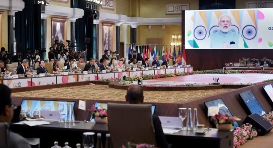 开幕式上，印度总理莫迪用英文发表视频致辞。图源：BBC
